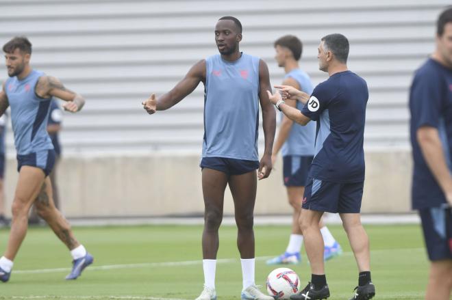 García Pimienta, charlando con Dodi Lukebakio (Foto: Kiko Hurtado).