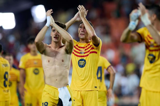 Christensen y Pau Víctor aplauden a los aficionados tras el Valencia-Barcelona (FOTO: Cordón Pres