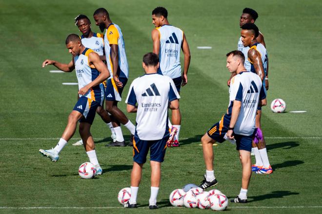 Bellingham, en el entrenamiento del Real Madrid (FOTO: Cordón Press).