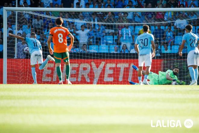 Penalti de Iago Aspas detenido por Giorgi Mamardashvili (Foto: LALIGA).