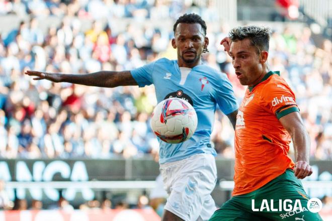 Jailson presiona en el Celta - Valencia (Foto: LALIGA).