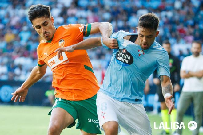 Diego López presiona a Fran Beltrán en el Celta - Valencia (Foto: LALIGA).