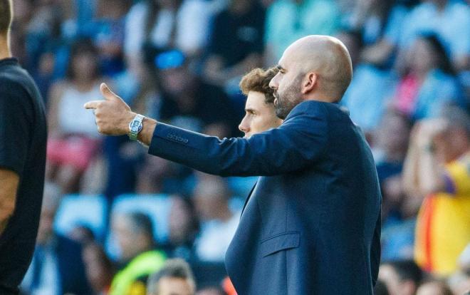 Claudio Giráldez da instrucciones en el Celta - Valencia (Foto: LALIGA).