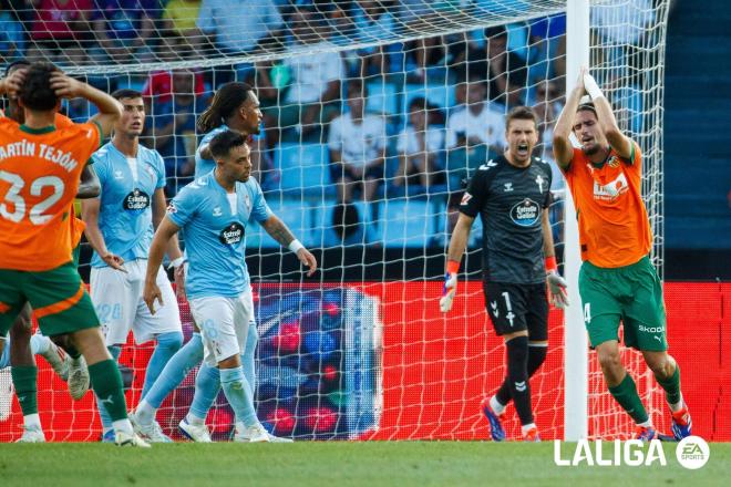 Iván Villar grita tras una ocasión del Valencia (Foto: LALIGA).