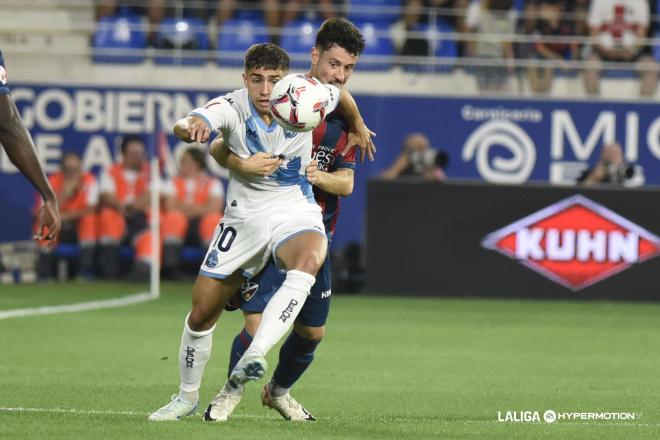 Yeremay protege el balón en el Huesca - Dépor (Foto: LALIGA).