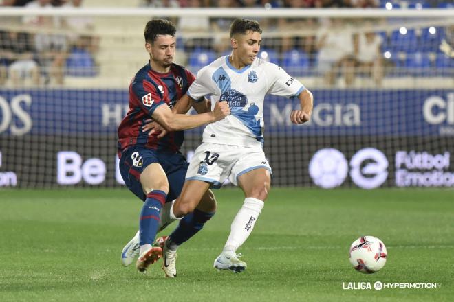 Yeremay protege el balón en el Huesca - Dépor (Foto: LALIGA).