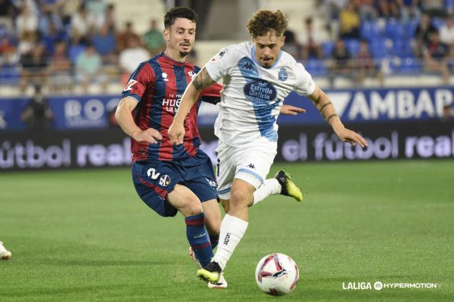 Mario Soriano regatea en el Huesca - Dépor (Foto: LALIGA).