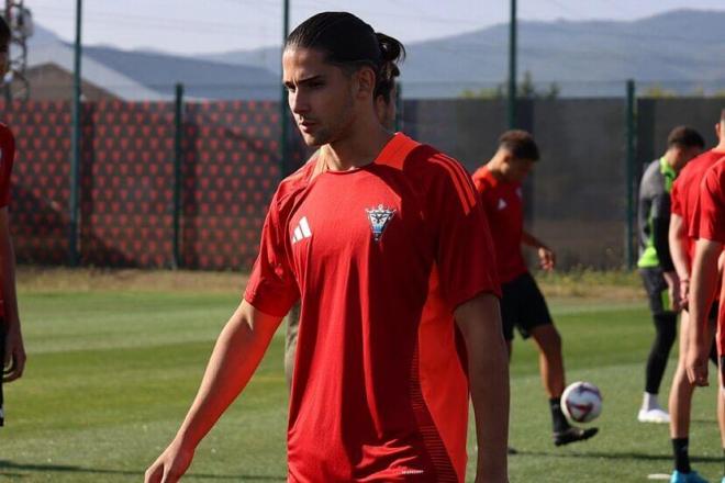 El extremo cordobés, en su primer entrenamiento con el CD Mirandés. (Foto: CDM)