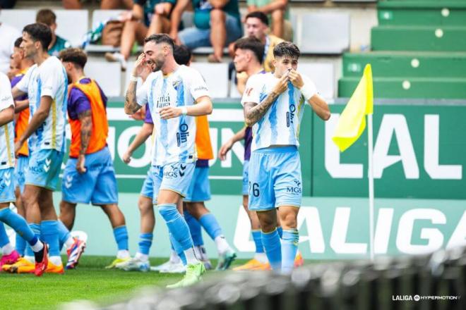 Antoñito se besa el escudo en su gol en Ferrol. (Foto: LALIGA HYPERMOTION)