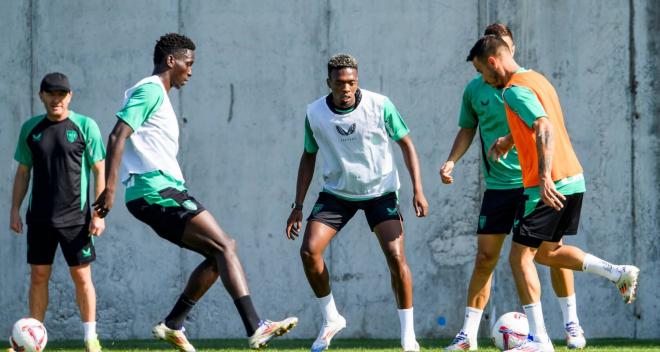 El delantero Álvaro Djaló participa en un rondo en Lezama (Foto: Athletic Club).