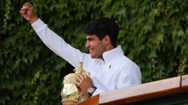 Carlos Alcaraz con el trofeo de Wimbledon (Foto: Cordon Press)