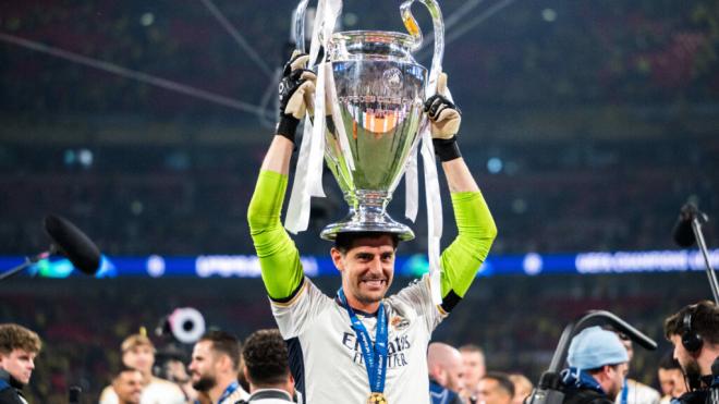 Courtois con el título de la Champions League cosechado en Wembley (Foto: Cordon Press)