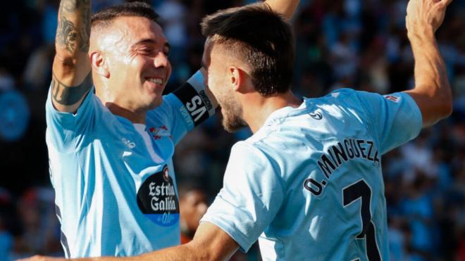 Iago Aspas y Oscar Mingueza se abrazan en el Celta - Valencia (Foto: LaLiga)