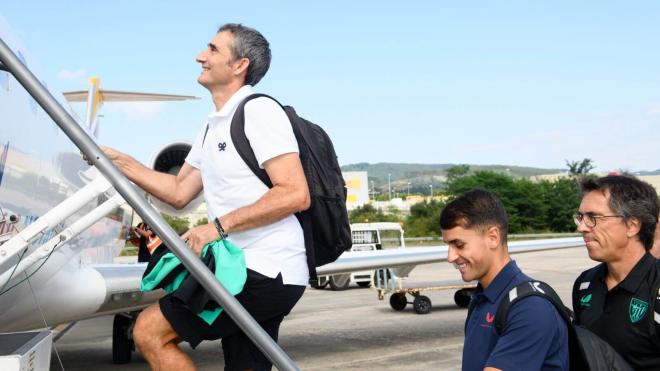 La expedición del Athletic, con Ernesto Valverde a la cabeza, sube a un avión (Foto: Athletic Club).