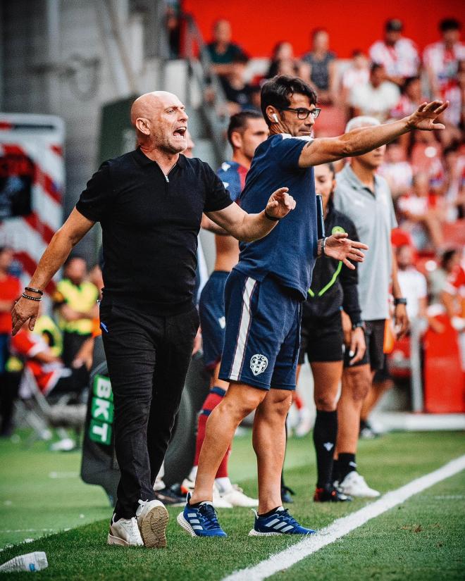 Julián Calero y su segundo Antonio Carmona, durante el Sporting-Levante (Foto: LUD).