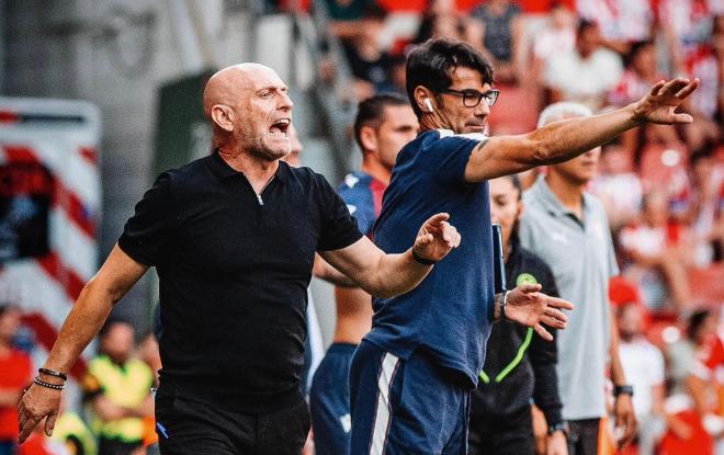 Julián Calero y su segundo Antonio Carmona, durante el Sporting-Levante (Foto: LUD).