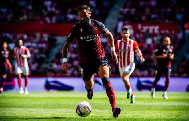 Morales conduce el balón en una acción del Sporting-Levante de la pasada jornada (Foto: LUD). 