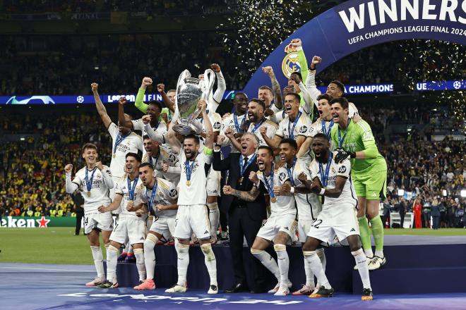 Nacho Fernández levantando la 15ª Champions League del Real Madrid (Foto: Cordon Press)