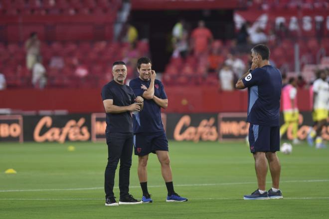 García Pimienta, en el calentamiento previo a la cita del Sevilla ante el Villarreal (Foto: Kiko Hurtado).