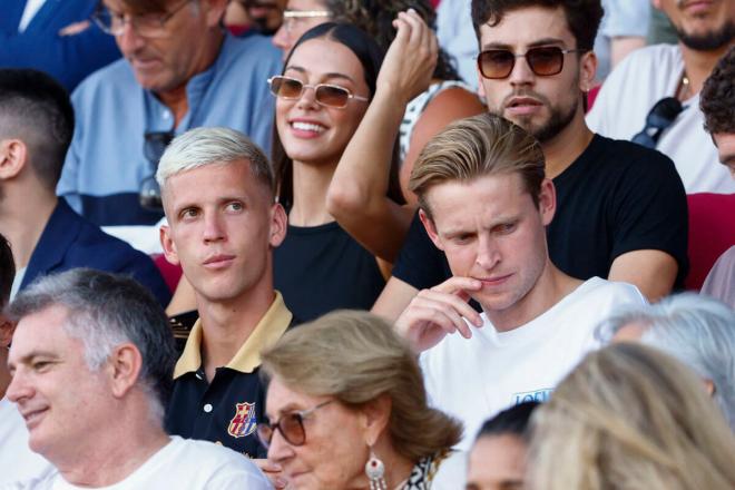 Dani Olmo y Frenkie de Jong, en la grada durante el Barcelona - Athletic (Foto: EFE).