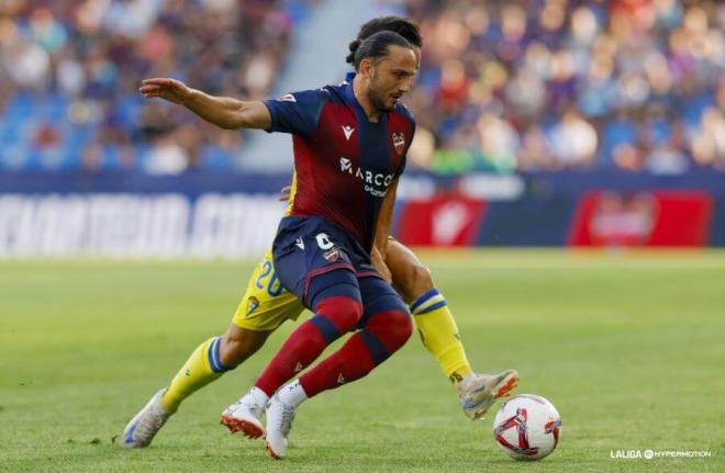 Giorgi Kochorashvili e Iza Carcelén, en una acción de la primera parte del Levante-Cádiz (Foto: LALIGA).