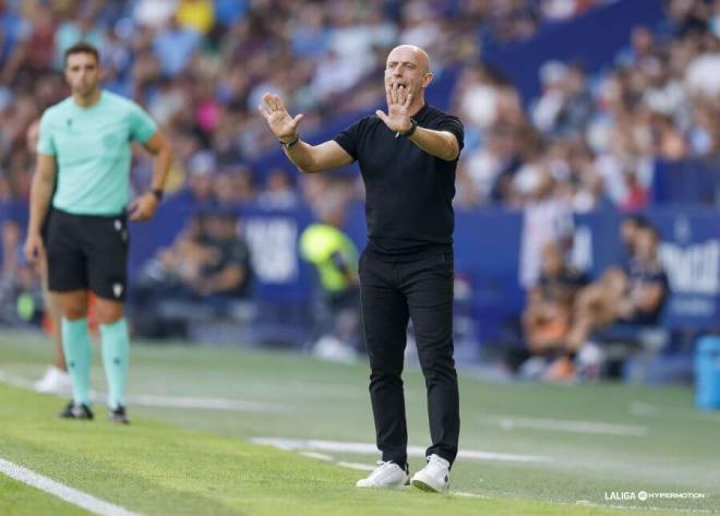 Julián Calero, dando instrucciones durante el partido (Foto: LALIGA).