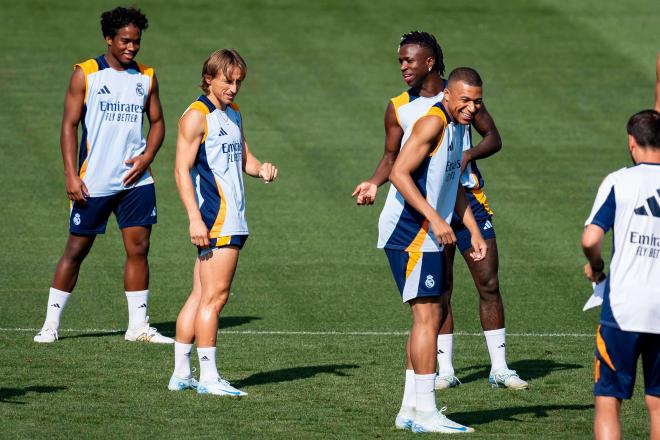 Mbappé, Modric y Vinicius, entre otros, en un entrenamiento del Real Madrid (FOTO: Cordón Press).