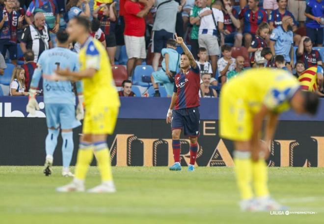 Roger Brugué celebra el gol del Levante en el empate ante el Cádiz de Paco López (Foto: LUD).