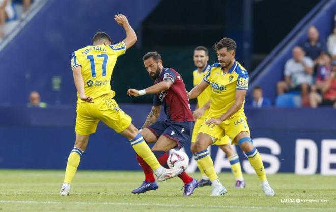 Morales, durante un lance de juego del partido ante el Cádiz (Foto: LUD).