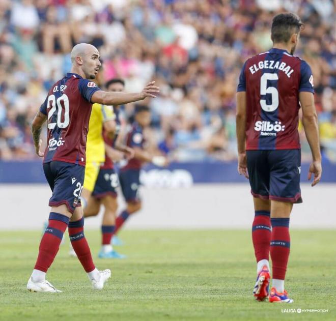 Oriol Rey, dando instrucciones durante el encuentro ante el Cádiz que se saldó en tablas (Foto: LUD).