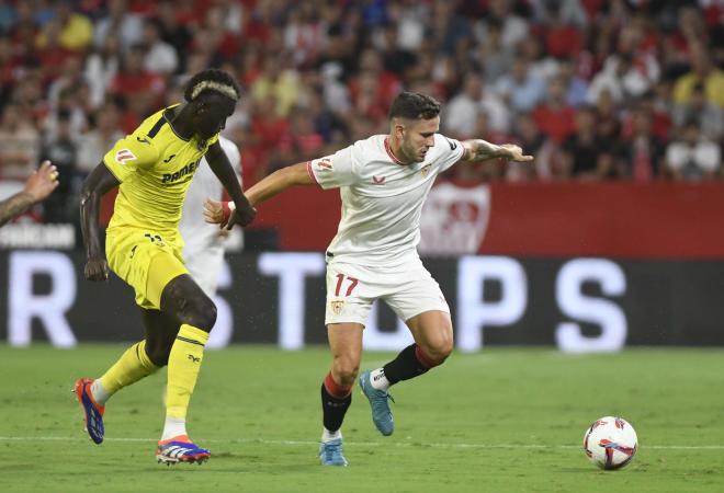 Saúl Ñíguez con la pelota en el Sevilla-Villarreal (foto: Kiko Hurtado).