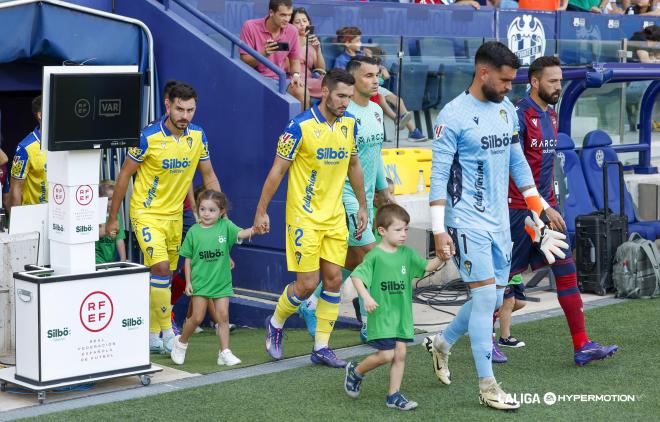 Chust, Zaldua y David Gil entran al campo en el Levante - Cádiz (Foto: LALIGA).