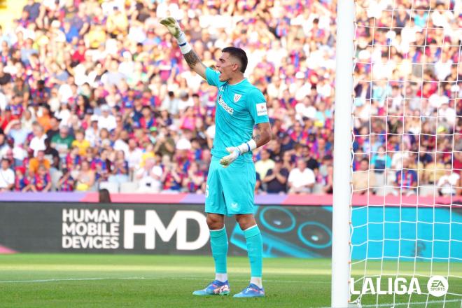 Álex Padilla, muy recio en la meta del Athletic Club jugando ante el Barça en Montjuic (Foto: LaLiga).