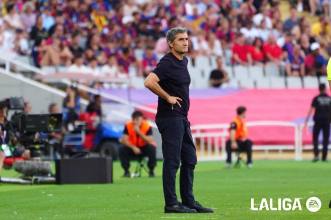 Ernesto Valverde, preocupado en la derrota del Athletic ante el Barça en Montjuic (Foto: LaLiga).