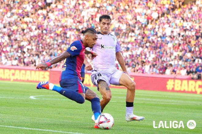 Beñat Prados defiende a Raphinha en el partido ante el Barça en Montjuic (Foto: LaLiga).