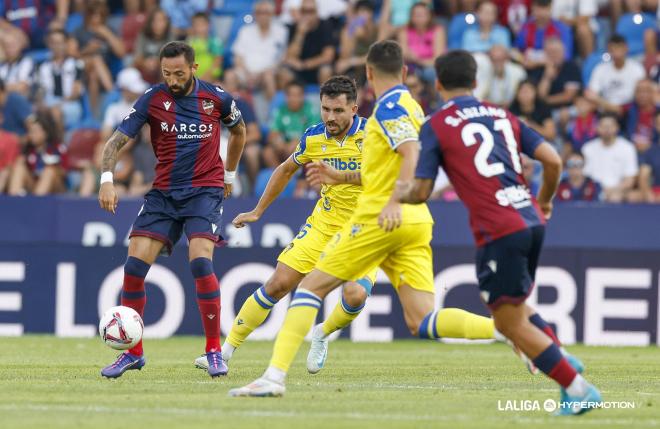 Víctor Chust presiona a Morales en el Levante - Cádiz (Foto: LALIGA).