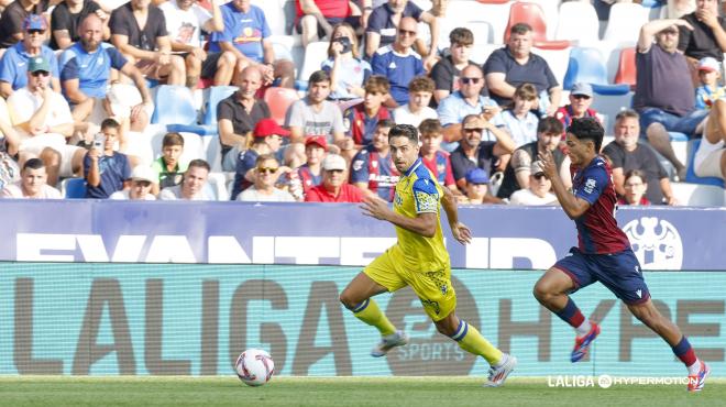 Rubén Sobrino, en el Levante - Cádiz (Foto: LALIGA).