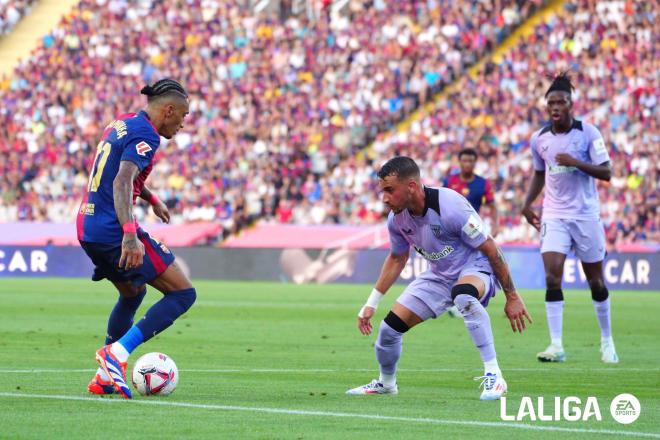 Alex Berenguer defiende a Raphinha en la derrota ante el Barça en Montjuic (Foto: LaLiga).