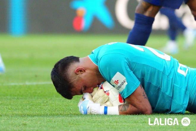 Alex Padilla bloca el balón ante el Barça en Montjuic (Foto: LaLiga).