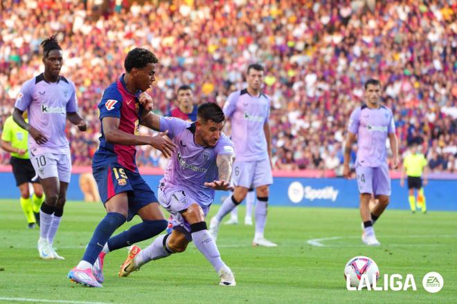 La pelea de Yuri Berchiche ante el Barça en Montjuic (Foto: LaLiga).