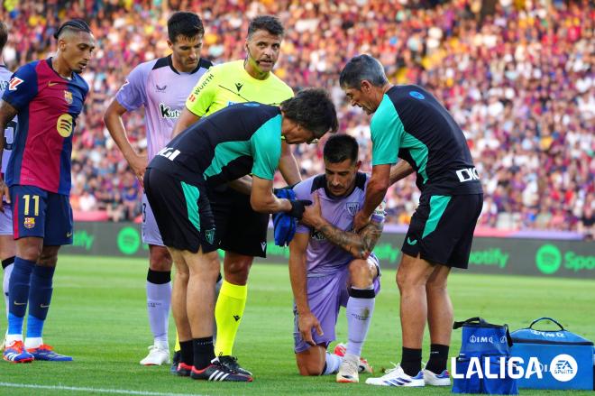 El hombro de Yuri Berchiche, ante el Barça en Montjuic (Foto: LaLiga).