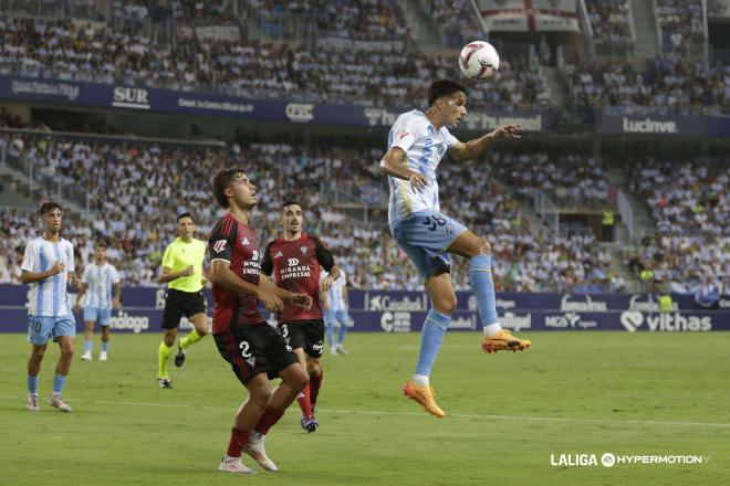 David Larrubia intenta controlar de cabeza en el Málaga - Mirandés (Foto: LALIGA).