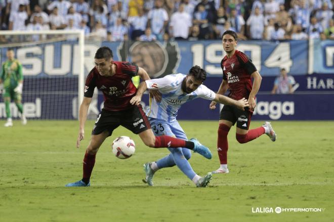 Carlos Puga pugna con Panichelli en el Málaga - Mirandés (Foto: LALIGA).