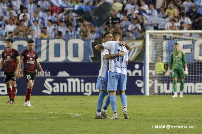 Celebración de gol de Dioni Villalba en el Málaga - Mirandés (Foto: LALIGA).