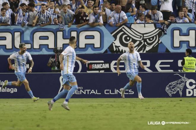 Celebración de gol de Dioni Villalba en el Málaga - Mirandés (Foto: LALIGA).