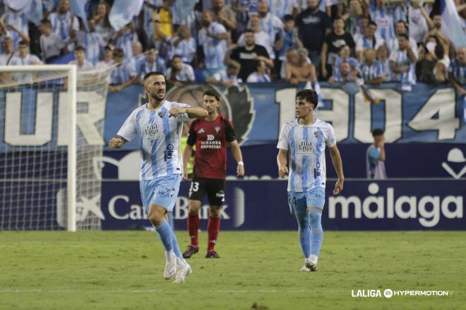 Celebración de gol de Dioni Villalba en el Málaga - Mirandés (Foto: LALIGA).