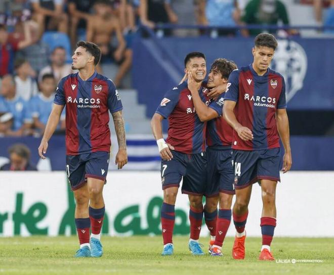 Carlos Álvarez asistió a Brugué en el gol del empate que supuso el provisional 1-0 ante el Cádiz (Foto: LUD).