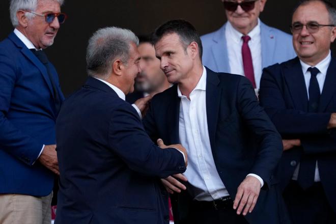 Jon Uriarte saluda a Joan Laporta en el Barça - Athletic (Foto: EFE/Alejandro García).