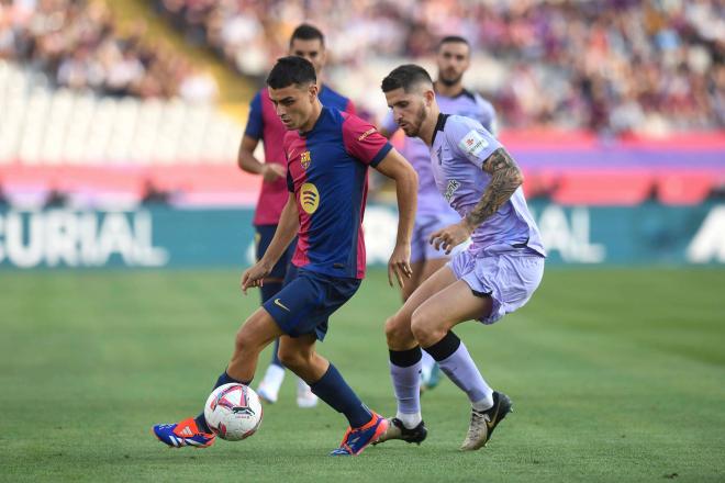 Pedri cubre el balón ante Oihan Sancet en el Barcelona-Athletic (Foto: Cordon Press).