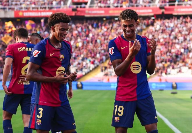 Alejandro Balde y Lamine Yamal celebran en el Barcelona-Athletic (Foto: FCB).